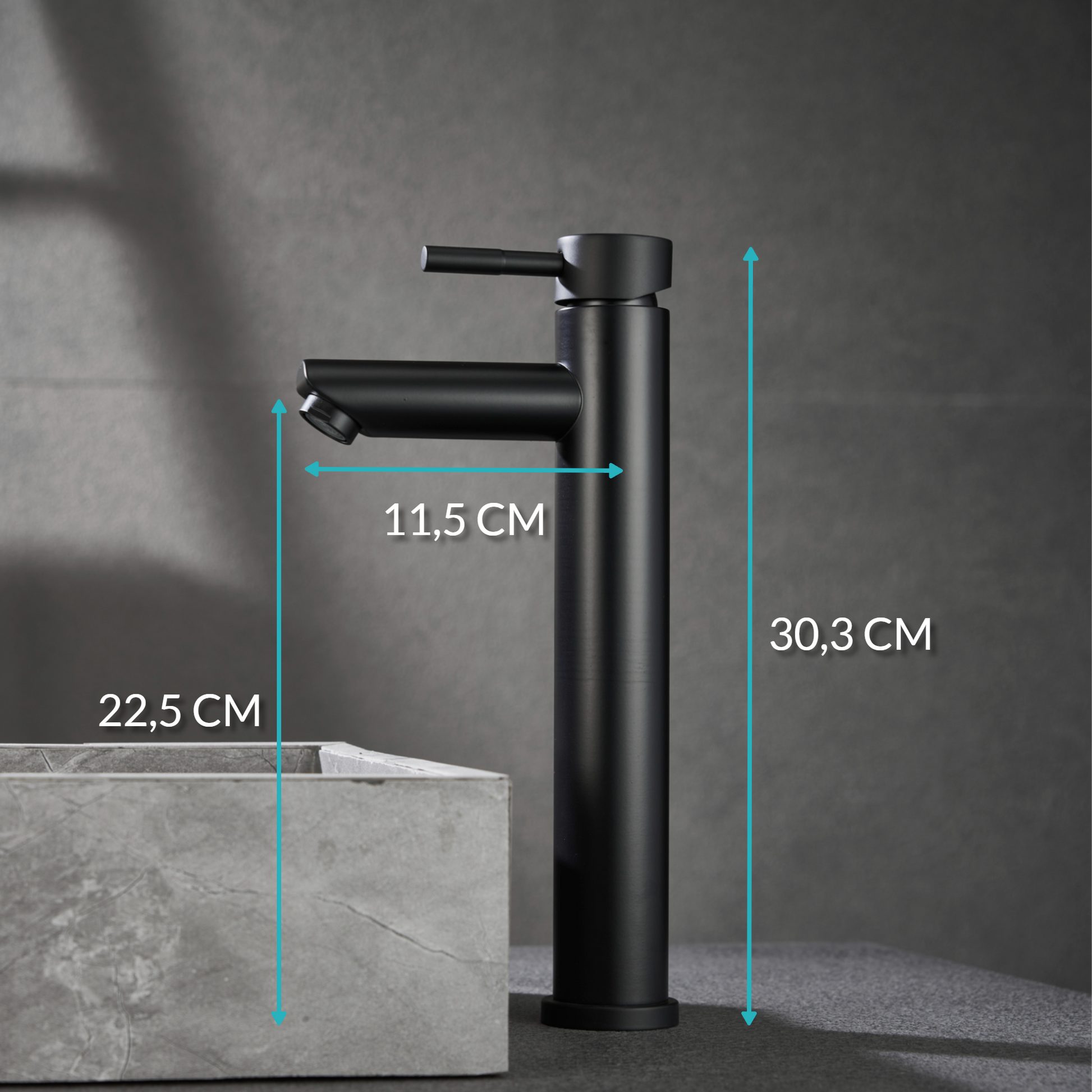 De afmetingen van de hoge mat zwarte badkamerkraan. De kraan is 30,3 cm hoog. De uitloop zit op 22,5 cm hoogte en steekt 11,5 cm naar voren uit.