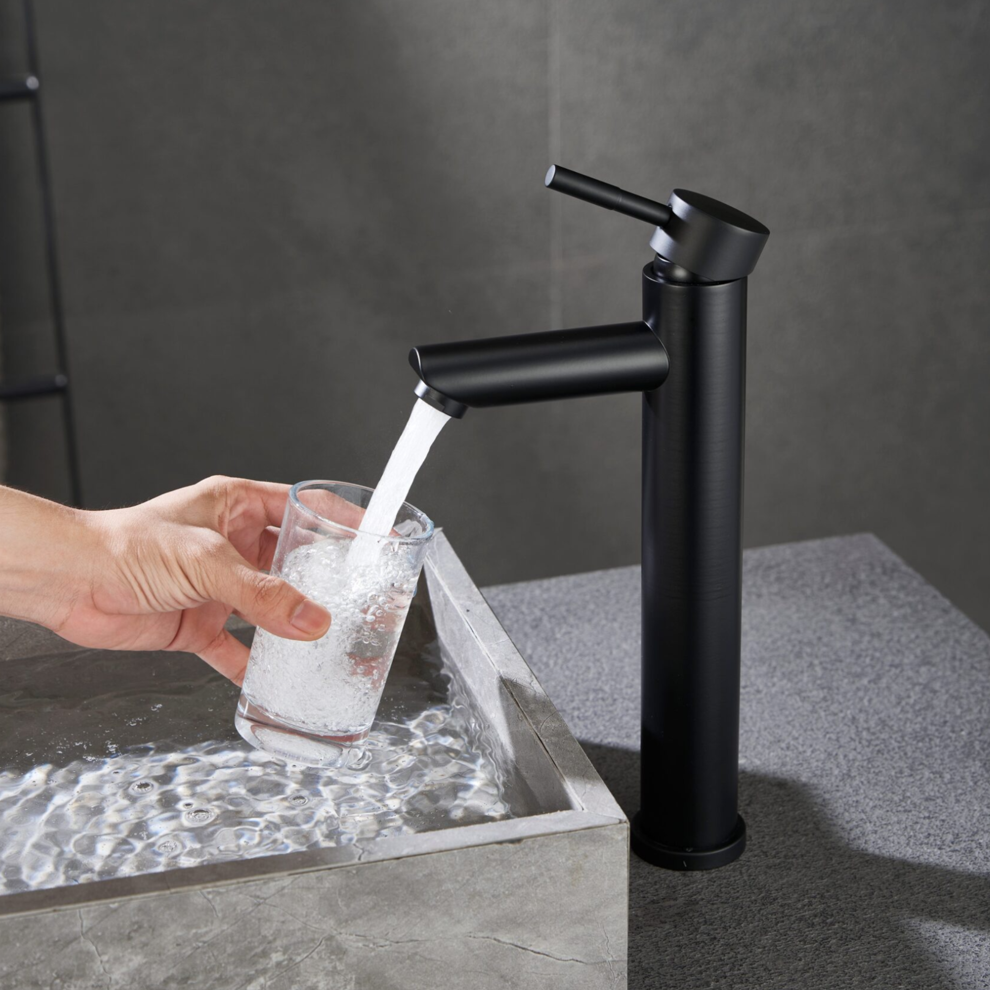 Door de hoogte van de mat zwarte kraan ontstaat er genoeg ruimte om bijvoorbeeld gemakkelijk een glas te vullen.