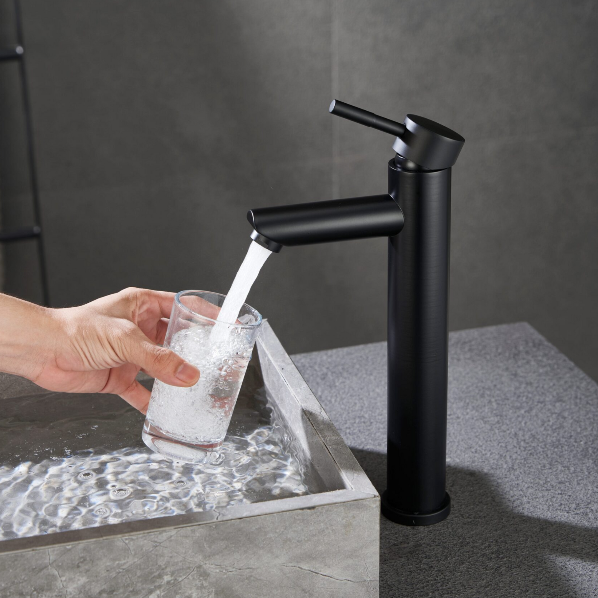 Door de hoogte van de mat zwarte kraan ontstaat er genoeg ruimte om bijvoorbeeld gemakkelijk een glas te vullen.