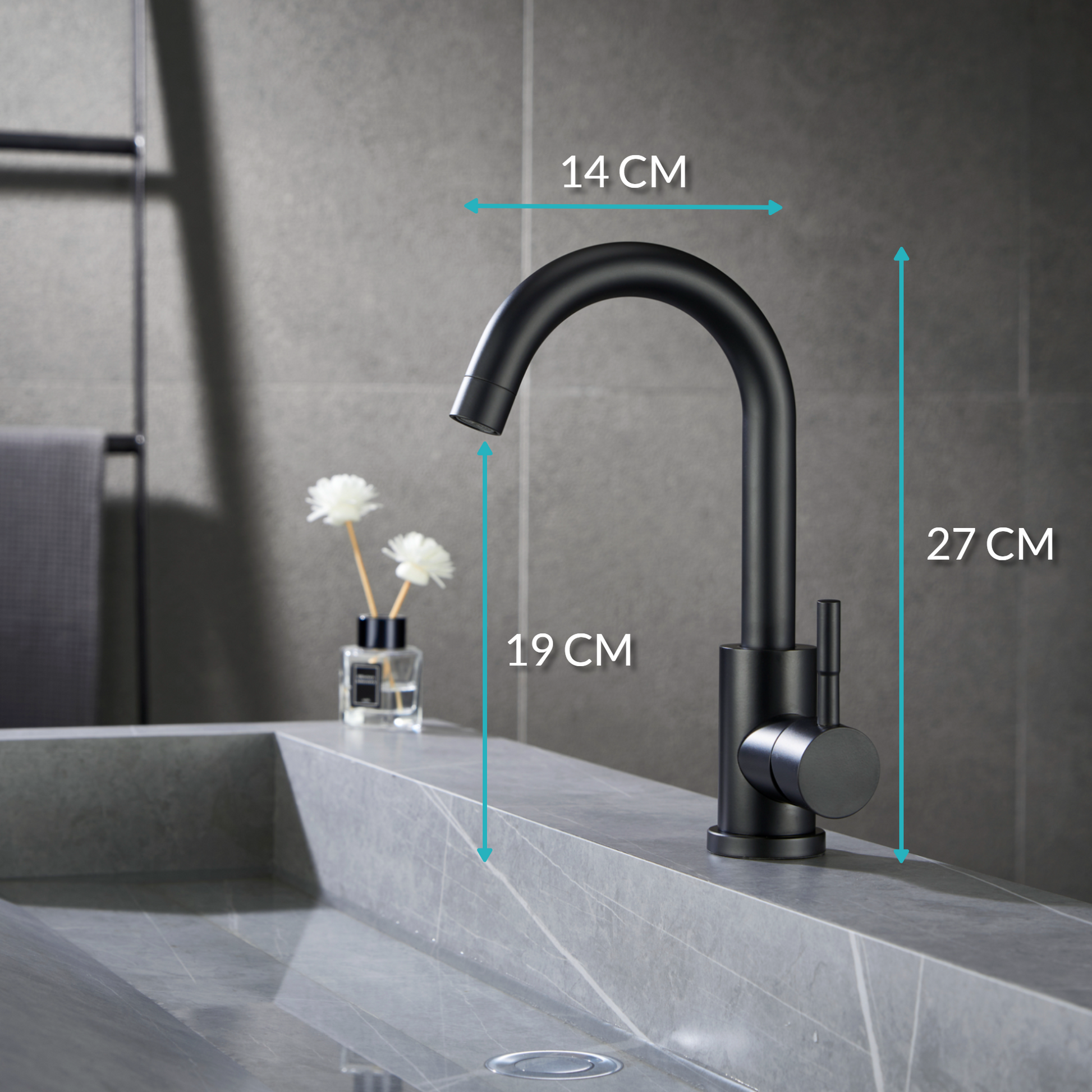 De afmetingen van de mat zwarte Hytex kraan: 27 cm hoog, 14 cm diep en 19 cm hoogte van de uitloop.