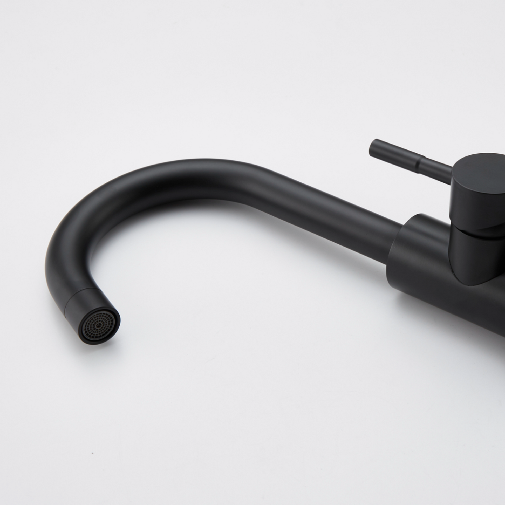 Een gedetailleerde foto van de mat zwarte Hytex kraan.