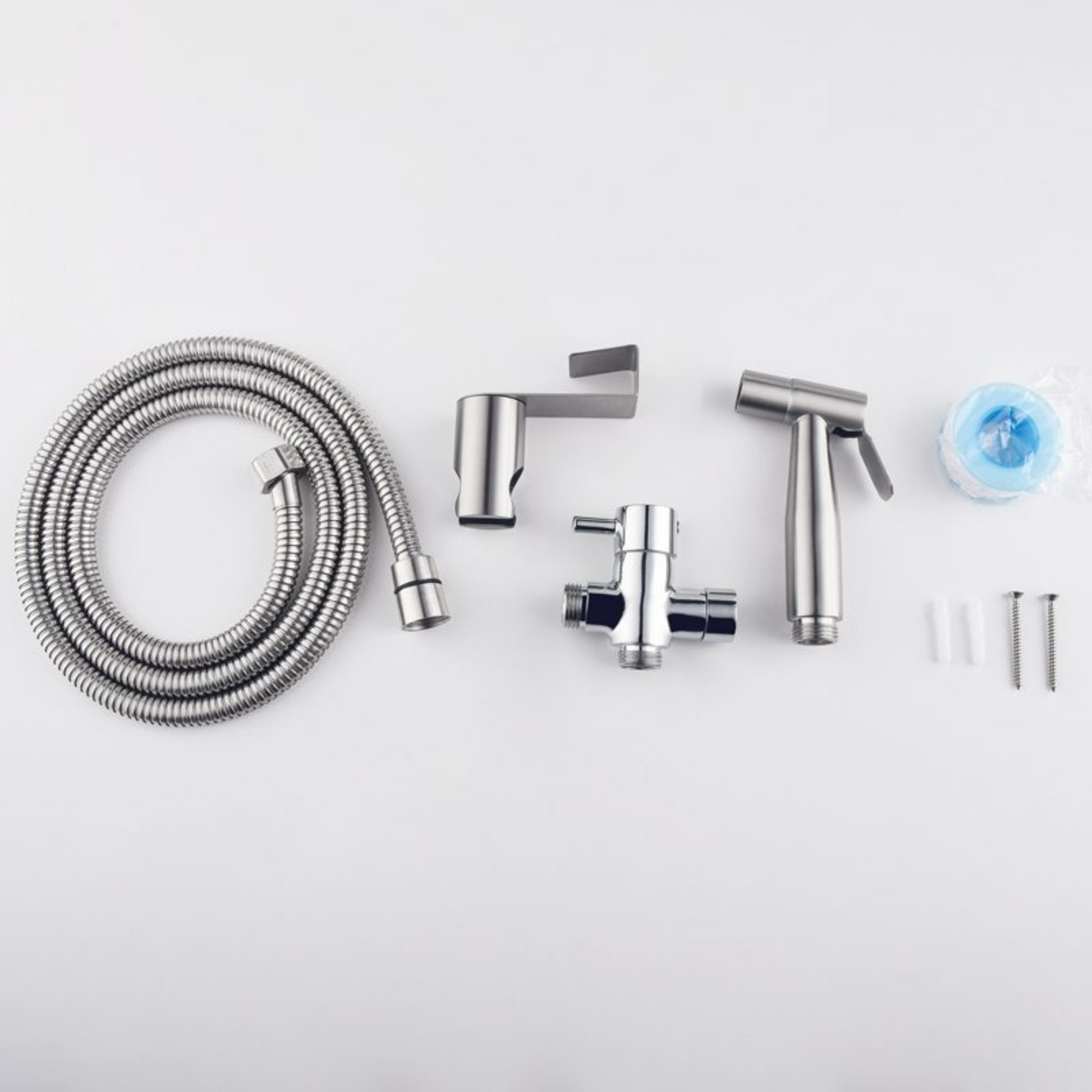 De verpakkingsinhoud van de bidet. Deze is gemakkelijk te installeren. Er zijn slechts 2 schroeven nodig.